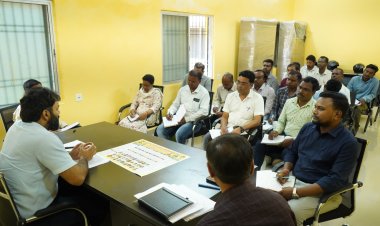 कलेक्टर ने पटवारियों को दी चेतावनी काम नहीं तो वेतन नहीं   सीमांकन, बंटाकन नक्सा दुरूस्ती के कार्यों को रूचि लेकर करने के निर्देश   किसानों की उपस्थिति में ही गिरदावरी कार्य करना होगा गड़बड़ी करने वाले पटवारी पर गिरेगी गाज      किसान के खेत में कुआं,या तालाब है तो उसकी भी प्रविष्टियां गिरदावरी में करनी होगी      कलेक्टर ने सन्ना तहसील के सभाकक्ष में पटवारियों की ली समीक्षा बैठक 