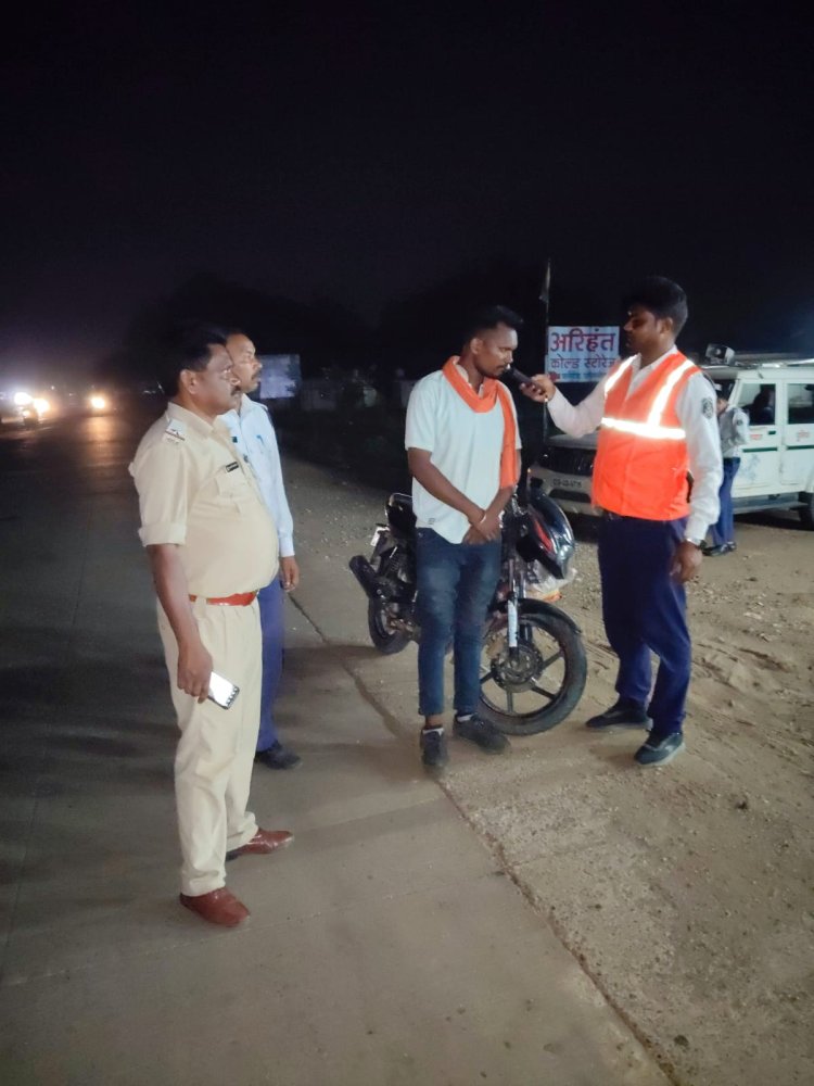  बढ़ती सड़क दुर्घटनाओं को देखते हुए जशपुर पुलिस ने चलाया महाचेकिंग अभियान,   राजपत्रित अधिकारी के साथ पूरी जशपुर पुलिस उतरी सड़क पर,   एक ही दिन में पूरे जिले में अभियान चलाकर MV एक्ट के कुल 767 प्रकरण में ₹ 307900 /- तीन लाख सात हजार नौ सौ रुपये) का चालान काटा गया