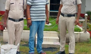 "ऑपरेशन आघात"- कट्टे की नोक पर लूट करने में 07 साल का सजा काट चूका आरोपी अरूण नायडू गांजा तस्करी करते रंगे हाथ पकड़ा गया  उम्र 46 साल निवासी बाधरकोना जशपुर