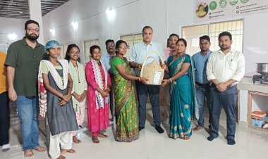 पंचायत एवं ग्रामीण विकास विभाग के सचिव भीम सिंह ने स्व सहायता समूह की महिलाओं से आजीविका मूलक गतिविधियों की ली जानकारी      विशेष पिछड़ी जनजाति पहाड़ी कोरवा परिवारों की महिलाओं को समूह से जोड़कर रोजगार उपलब्ध कराने के दिए निर्देश 