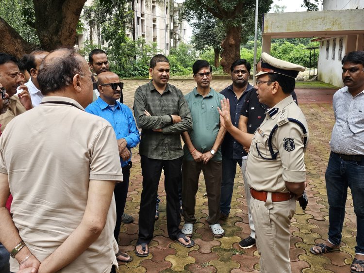 व्यापारी संघ के लोग ,वरिष्ठ पुलिस अधीक्षक शशि मोहन सिंह से मिलने आए, उन्होंने वरिष्ठ पुलिस अधीक्षक से मिलकर, हाई स्पीड वाहनों पर रोक लगाने, दुर्घटनाओं से बचने शहर के सड़कों पर स्पीड ब्रेकर लगवाने, चौक चौराहों में सीसीटीवी लगवाने, जिन गलियों में लाइट नहीं है, वहां स्ट्रीट लाइट लगाने के संबंध में मांग की