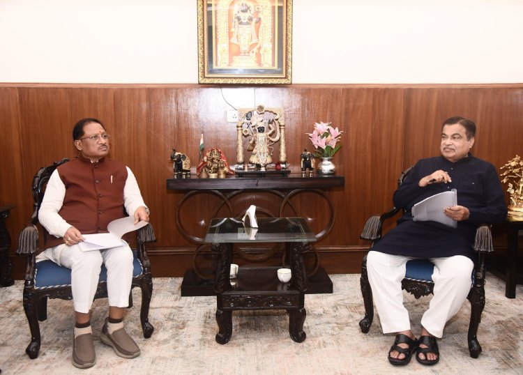 केंद्रीय मंत्री नितिन गडकरी से मिले मुख्यमंत्री विष्णुदेव साय     आदिवासी अंचलों तक सड़कों की पहुँच से विकास की गति होगी तीव्र - मुख्यमंत्री