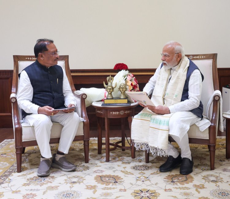 *प्रधानमंत्री श्री नरेंद्र मोदी से मिले मुख्यमंत्री श्री विष्णुदेव साय – छत्तीसगढ़ के विकास को मिली नई रफ्तार*  *1 नवंबर को ‘अमृत रजत महोत्सव’ में प्रधानमंत्री मोदी को दिया न्यौता*