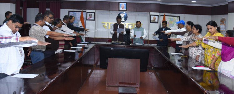 राजभवन सचिवालय के अधिकारियों-कर्मचारियों ने संविधान की प्रस्तावना का किया वाचन