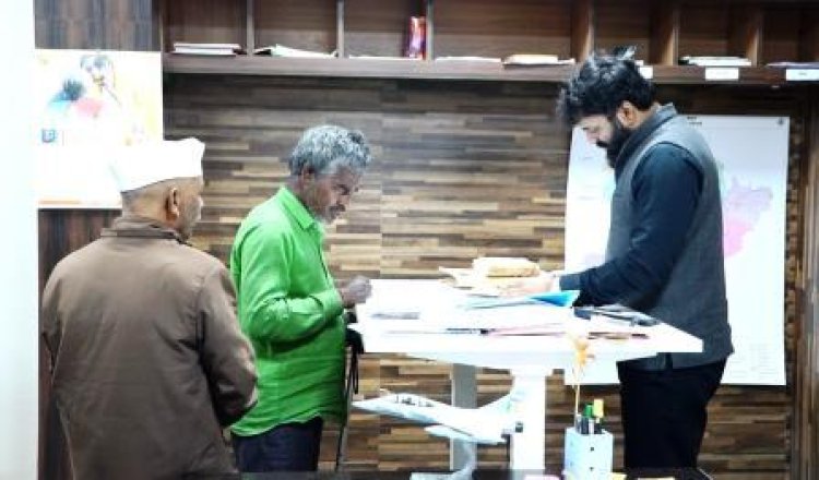 कलेक्टर ने जनदर्शन में सुनी आमजन की समस्याएं, निराकरण के दिए निर्देश