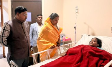 घायल महिला पत्रकार गायत्री का हालचाल जानने पहुंचीं मंत्री राजवाड़े, मिला आर्थिक सहयोग