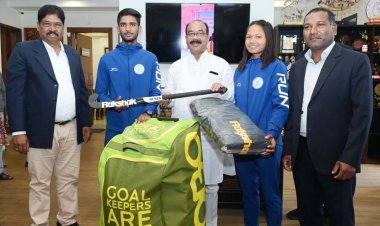 उप मुख्यमंत्री साव ने नेशनल सेंटर ऑफ एक्सीलेंस में परफॉर्मेंस असेसमेंट के लिए चयनित खिलाडिय़ों को दिए हॉकी किट