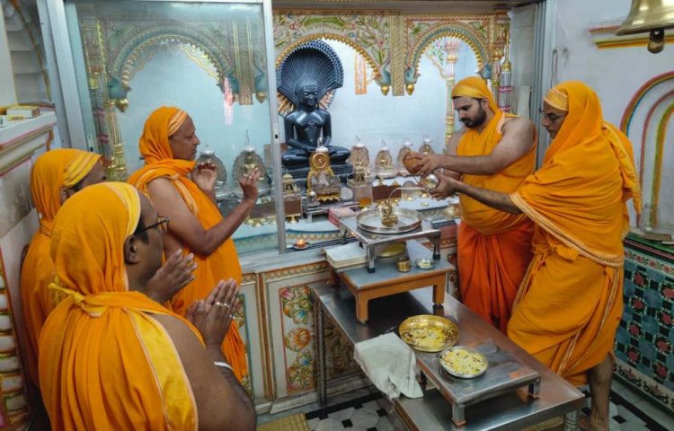 आदिनाथ दिगंबर जैन बड़ा मंदिर में भक्ति भाव से मनाया गया नववर्ष का प्रथम दिन