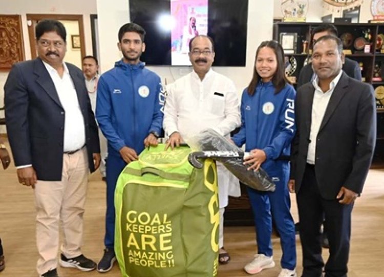 उप मुख्यमंत्री साव ने एनसीए में परफॉर्मेंस असेसमेंट के लिए चयनित खिलाड़ियों को बांटी हॉकी किट
