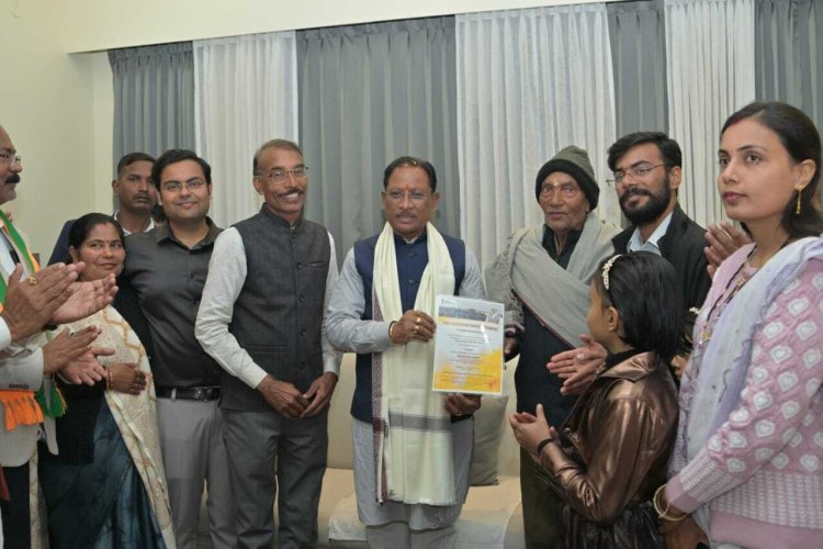 मुख्यमंत्री विष्णुदेव साय ने पीएम सूर्यघर मुफ्त बिजली योजना के अंतर्गत स्थापित सोलर सिस्टम का किया निरीक्षण