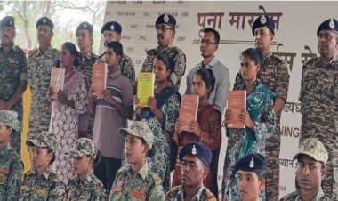 दंतेवाड़ा ब्रेकिंग न्यूज़ : दंतेवाड़ा में 5 नक्सलियों ने किया सरेंडर...