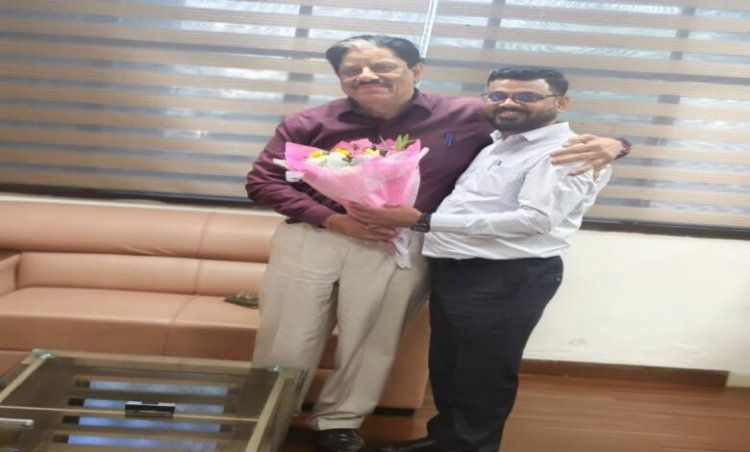 राज्य नीति आयोग के उपाध्यक्ष गणेश शंकर मिश्रा से मुख्यमंत्री के सलाहकार डॉ. धीरेंद्र तिवारी की सौजन्य भेंट