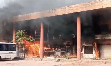 BREKING :- राजधानी रायपुर के पंडरी स्थित पुराने बस स्टैंड में लगी भीषण आग, दुकानों में मची अफरा-तफरी