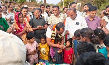 जिला पंचायत अध्यक्ष सालिक साय ने बिरहोर परिवार के साथ काटा केक, प्रफुल्लित हुए ग्रामीण