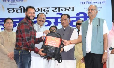 मुख्यमंत्री ने हज यात्रियों को वितरित किया फर्स्ट एड किट, सफल यात्रा के लिए शुभकामना देकर यात्रियों का किया स्वागत