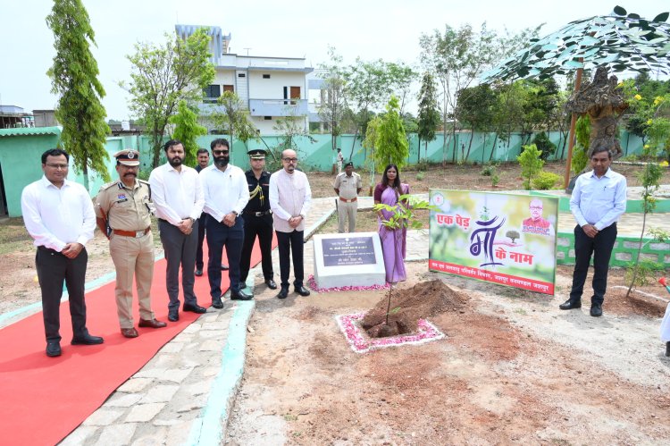 राज्यपाल श्री रमेन डेका ने जशपुर मातृत्व वन में सीता अशोक के पौधे का रोपण किए 