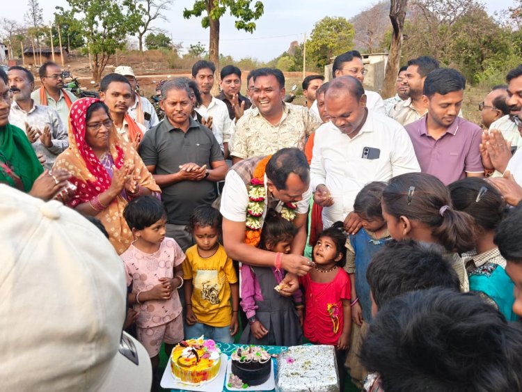 जिला पंचायत अध्यक्ष सालिक साय ने बिरहोर परिवार के साथ काटा केक, प्रफुल्लित हुए ग्रामीण