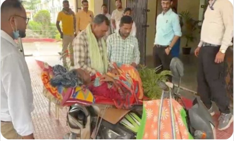 छत्तीसगढ़ में खाट पर स्वास्थ्य सिस्टम! कैंसर पीड़ित पत्नी को खाट पर बांधकर अस्पताल पहुंचा पति
