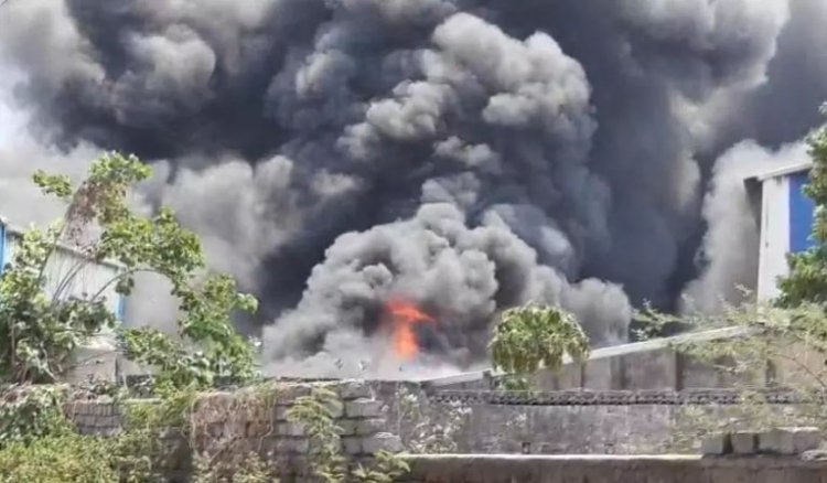 FIRE NEWS: रायपुर की प्लास्टिक फैक्ट्री में लगी भयानक आग, दमकल की 5 गाड़ियां आग बुझाने में जुटीं