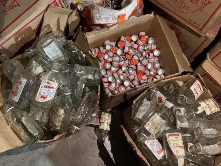 Dongargarh Illegal Liquor Racket: 243 लीटर अवैध व्हिस्की जब्त, री-पैकिंग गैंग का भंडाफोड़