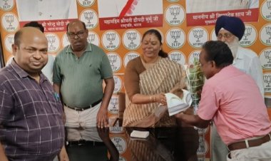 पत्थलगांव विधायक सरगुजा विकास प्राधिकरण उपाध्यक्ष गोमती साय ने  छत्तीसगढ़ में छठवा स्थान प्राप्त करने वाली छात्रा करीना सींग का किया सम्मान 