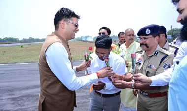 वित्त मंत्री श्री ओपी चौधरी का जशपुर आगडीह हवाई अड्डे में किया गया आत्मीय स्वागत 