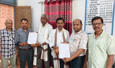 सेवानिवृत्ति के पूर्व ही प्रधान पाठक आनंद कुमार चौहान एवं विजय कुमार तिग्गा को मिला पीपीओ, बीईओ वेदानंद आर्य एवं एबीईओ नित्यानंद साय छत्तर ने किया सम्मान