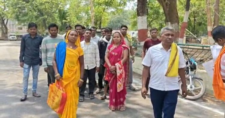 बर्खास्त कर्मचारियों की पुनर्बहाली की मांग तेज, कलेक्टर को सौंपा ज्ञापन