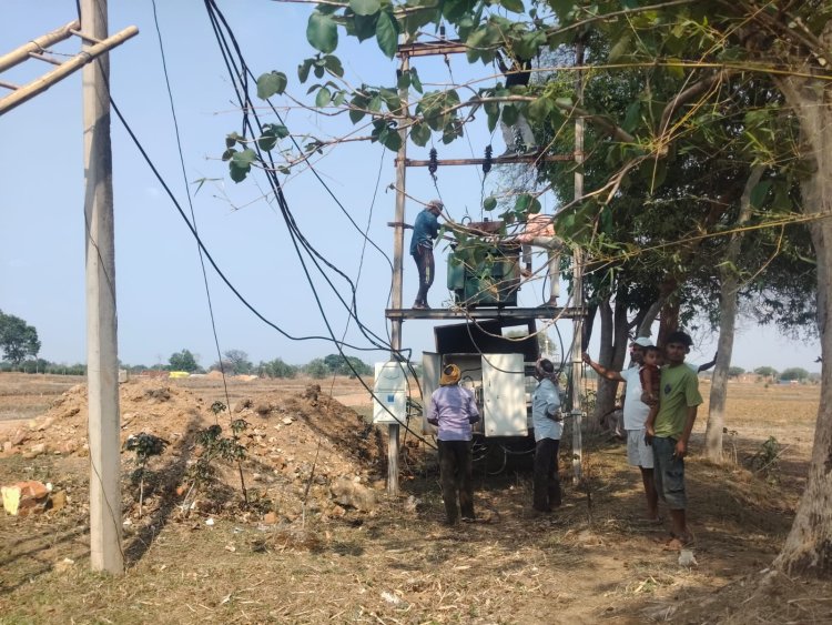 पत्थलगांव शहर मंडल के महादेवटिकरा में मंडल अध्यक्ष अंकित बंसल के प्रयास से लो वोल्टेज की समस्या खत्म,नया ट्रांसफॉर्मर लगने से ग्रामीणों को लो वोल्टेज की समस्या से मिली राहत