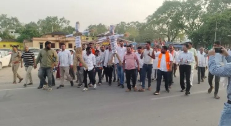 BJYM PROTEST: BJYM ने फूंका राहुल गांधी और दीपक बैज का पुतला, PM पर की थी अनर्गल टिप्पणी