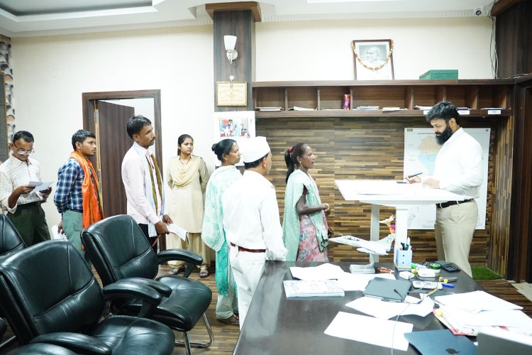 कलेक्टर श्री रोहित व्यास ने जनदर्शन में सुनी आमजन की समस्याएँ