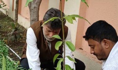 भाजपा प्रदेश अध्यक्ष किरण देव ने रायपुर निवास पर किया पौधरोपण