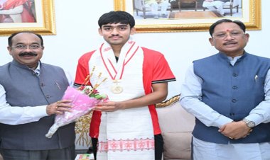 अंडर-18 एशिया कप विजेता हॉकी खिलाड़ी अवि मानिकपुरी ने मुख्यमंत्री साय से की सौजन्य भेंट