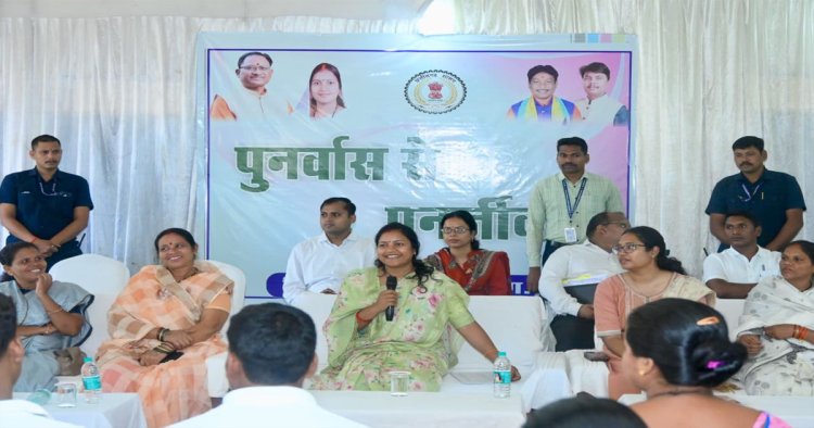 हिंसा से विकास की ओर : आत्मसमर्पित महिलाओं के बीच पहुंचीं मंत्री लक्ष्मी राजवाड़े, पुनर्वास नीति को बताया नई जिंदगी की राह