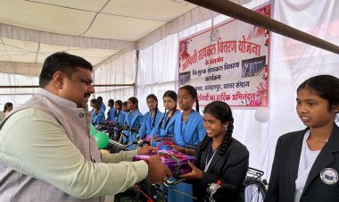 शिक्षा मंत्री गजेंद्र यादव ने बस्तर में शिक्षा विभाग की संभाग स्तरीय समीक्षा बैठक ली