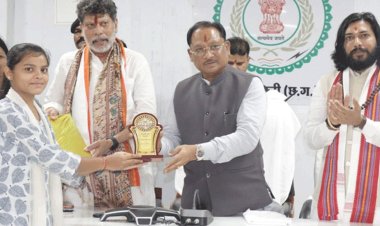 मुख्यमंत्री विष्णुदेव साय ने मेधावी विद्यार्थियों का किया सम्मान