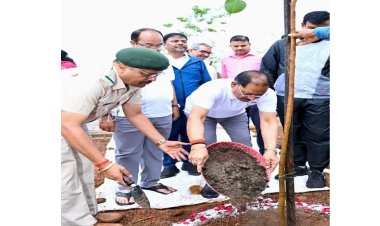 मुख्यमंत्री विष्णु देव साय ने एक पेड़ माँ के नाम अभियान के तहत किया पौधारोपण