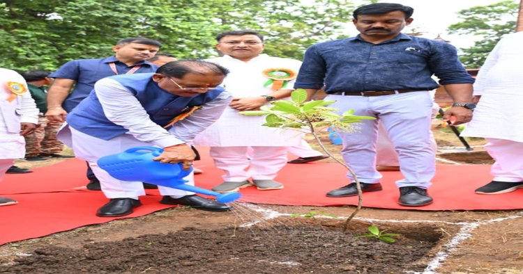 मातृशक्ति एवं प्रकृति के प्रति श्रद्धा का अनुपम संगमः मुख्यमंत्री विष्णु देव साय ने ’’राम वाटिका’’ में किया रुद्राक्ष का पौधारोपण