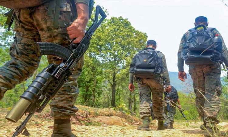 बस्तर में सुरक्षाबलों की बड़ी कार्रवाई, माओवादी कैंप ध्वस्त, हथियार और विस्फोटक बरामद