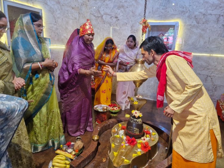 गुरु पूर्णिमा पर विधायक गोमती साय ने लोरो शिव मंदिर में प्रज्वलित किए 101 दीप