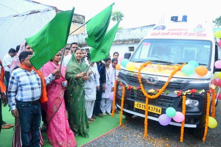मंत्री लक्ष्मी राजवाड़े ने चांदनी बिहारपुर को दी एम्बुलेंस की सौगात,दिखाई हरी झण्डी
