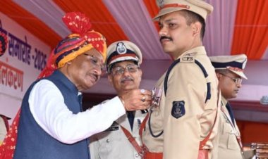 मुख्यमंत्री विष्णु देव साय ने DCP तारकेश्वर पटेल को राष्ट्रपति पदक से किया सम्मानित, कर्तव्यनिष्ठा और उत्कृष्ट सेवाओं की सराहना की, कानून व्यवस्था में है शानदार रिकॉर्ड