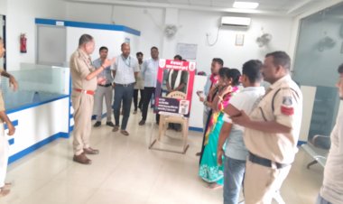 बैंकिंग कार्य करने आए नागरिकों को बताया, लेन-देन में सतर्कता ही साइबर ठगी से बचाव का सबसे बड़ा उपाय