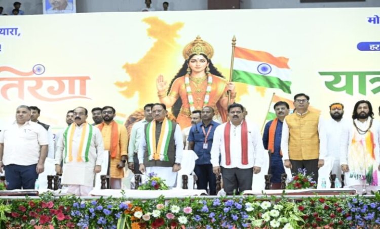 रायपुर में तिरंगे के रंग में रंगी राजधानी: CM साय के साथ हजारों लोगों ने निकाली तिरंगा यात्रा, 1 किमी लंबे तिरंगे ने खींचा ध्यान