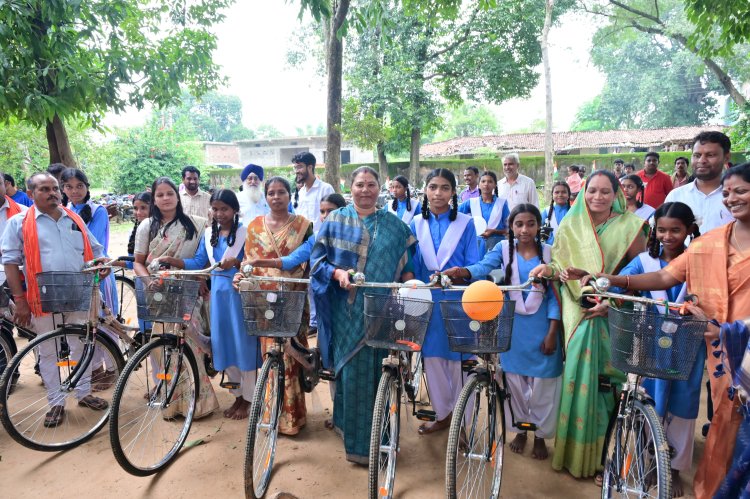 पत्थलगांव विधायक गोमती साय ने नए स्कूल भवन का किया लोकार्पण, नवप्रवेशी बच्चों का किया तिलक लगाकर स्वागत