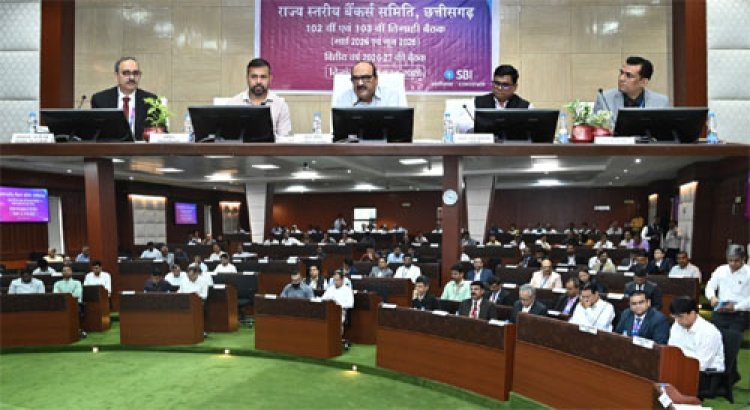 दूरस्थ ग्रामीण इलाकों में बैंकिग सेवायें पहुंचायें, किसानों को केसीसी पर शीघ्रता से लोन दिलायें - मुख्य सचिव