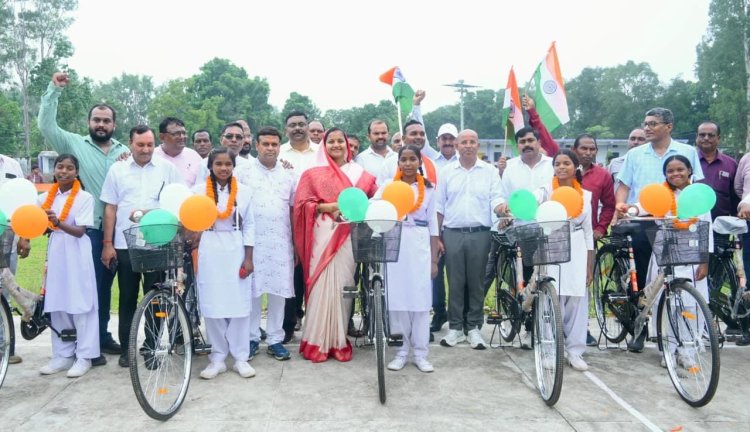 मंत्री लक्ष्मी राजवाड़े ने सरस्वती साइकिल योजना के तहत छात्राओं को बांटी साइकिलें…..