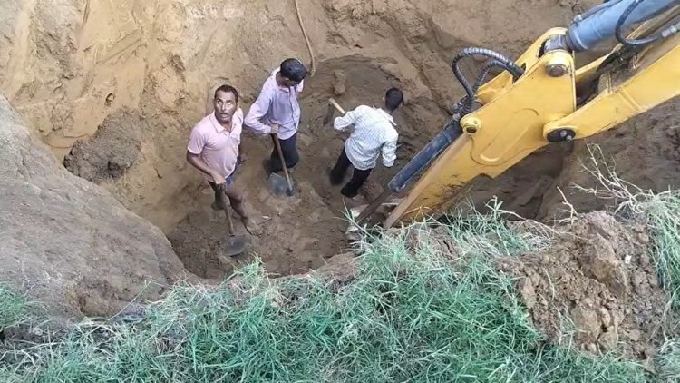 अचानक धंसी मिट्टी, 30 फीट गहरे गड्ढे से निकाले गए चाचा-भतीजा के श/व, चीख-पुकार से गूंजा गांव