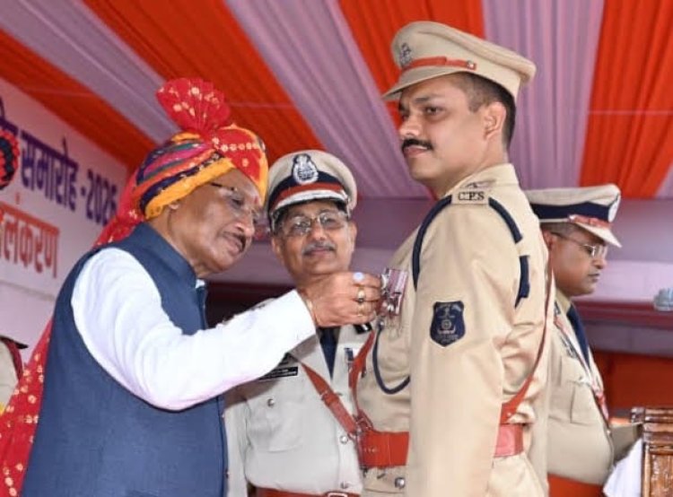 मुख्यमंत्री विष्णु देव साय ने DCP तारकेश्वर पटेल को राष्ट्रपति पदक से किया सम्मानित, कर्तव्यनिष्ठा और उत्कृष्ट सेवाओं की सराहना की, कानून व्यवस्था में है शानदार रिकॉर्ड