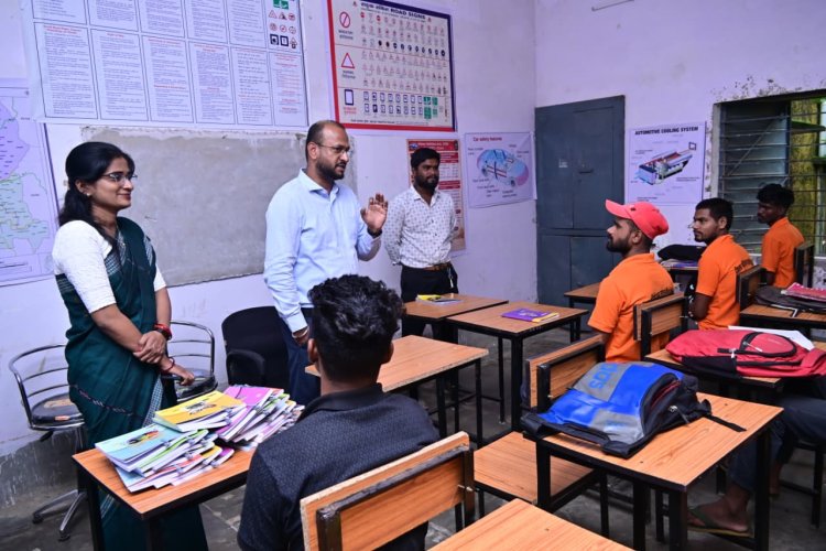 जिला स्तरीय रोजगार मेले में 14 युवाओं का अंतिम चयन, कलेक्टर ने सौंपे नियुक्ति पत्र